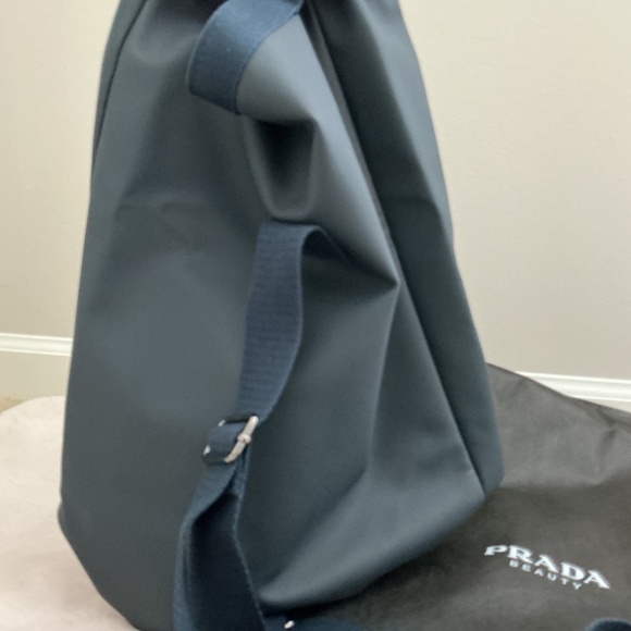 GWP PRADA BEAUTEOCEAN LUNA ROSSA CROSSBODY/BACKPACK TOTE BAG COMES WITH DUST BAG - Picture 2 of 3